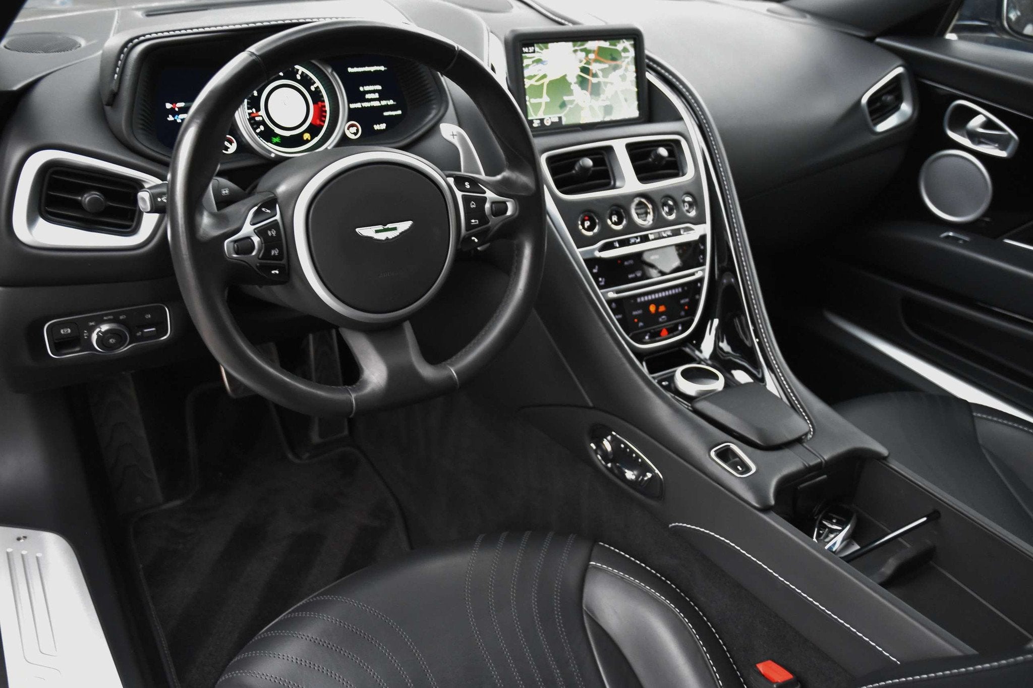 Aston Martin DB11 V8 COUPE *1HD / FULL ASTON MARTIN HISTORY*, Auto's, 4 zetels, Achterwielaandrijving, Geheel digitaal combi-instrument