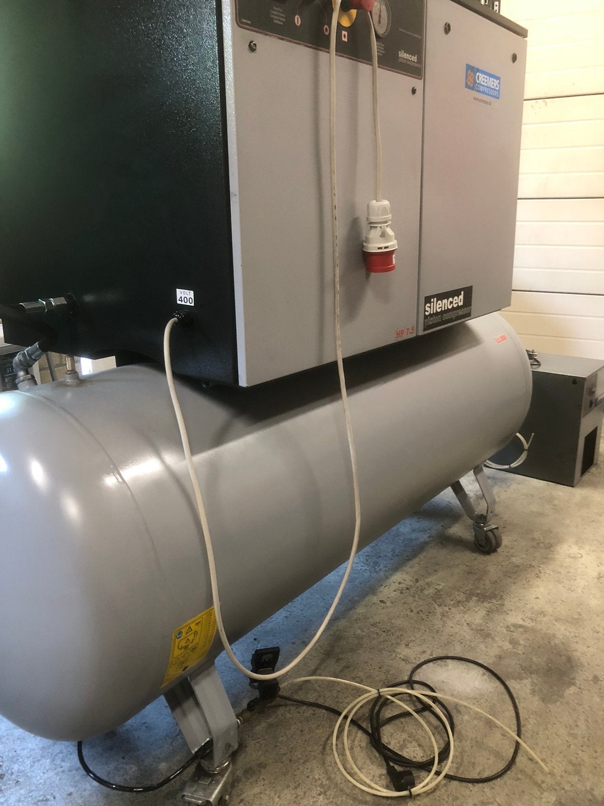 COMPRESSORS --schroefcompressor -factuur-goed en-goedkoop!, Doe-het-zelf en Bouw, Ophalen, Gebruikt, 400 tot 800 liter/min, Geluidgedempt