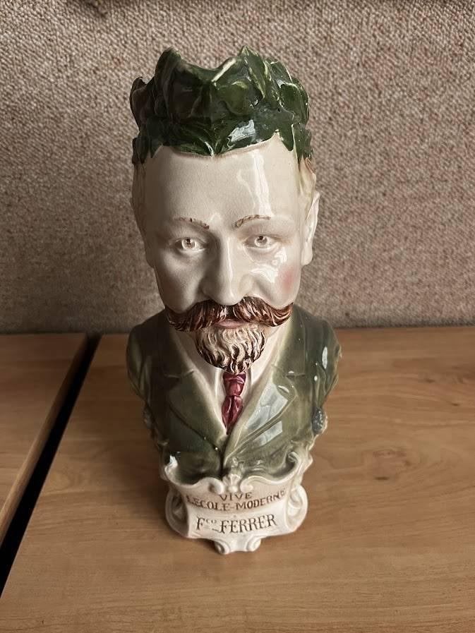 Pichet anthropomorphe en barbotine Francisco Ferrer, Ophalen of Verzenden
