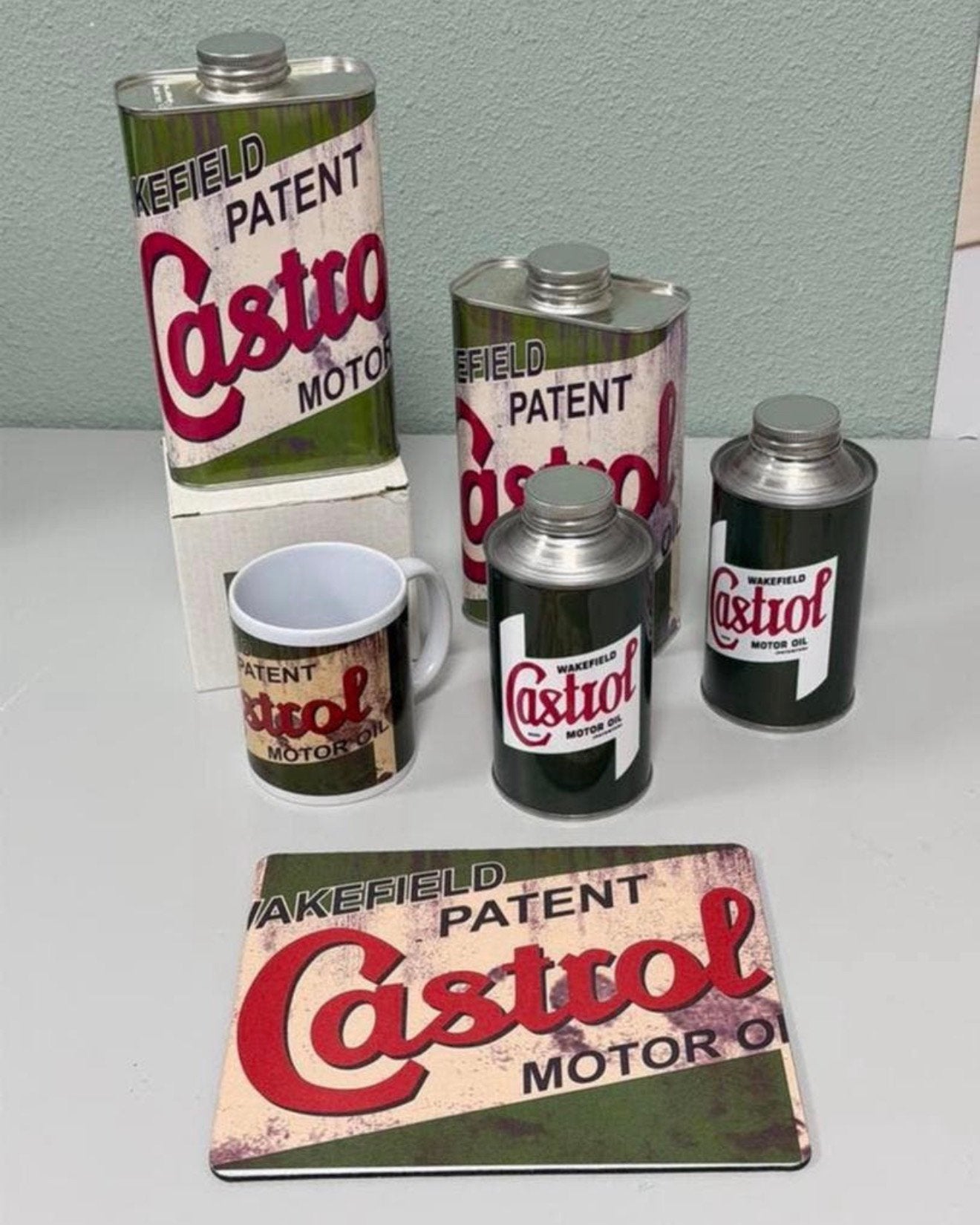 Castrol oil olie Mancave Set 4 olieblikken + mok + muismat, Verzamelen, Automerken, Motoren en Formule 1, Ophalen of Verzenden