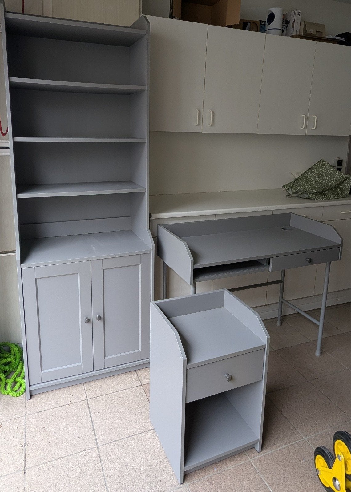 Ensemble de bureau IKEA HAUGA + table de chevet + bibliothèq, Enlèvement, Utilisé