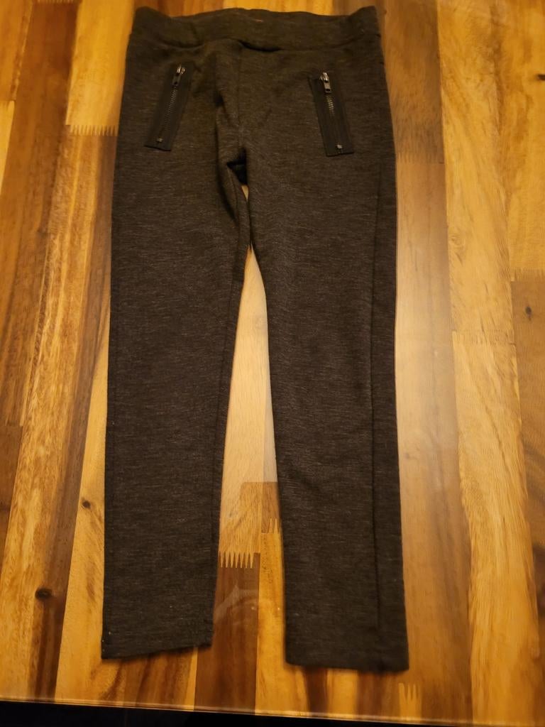 Grijze legging met achterzakken mt 104/110, Kinderen en Baby's, Ophalen of Verzenden, Zo goed als nieuw