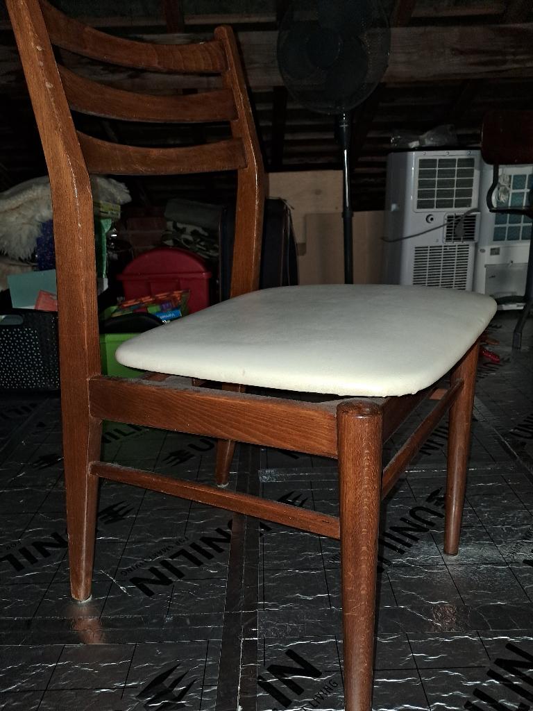 2 houten vintage stoelen mid century, Huis en Inrichting, Stoelen, Ophalen, Gebruikt, Twee, Bruin