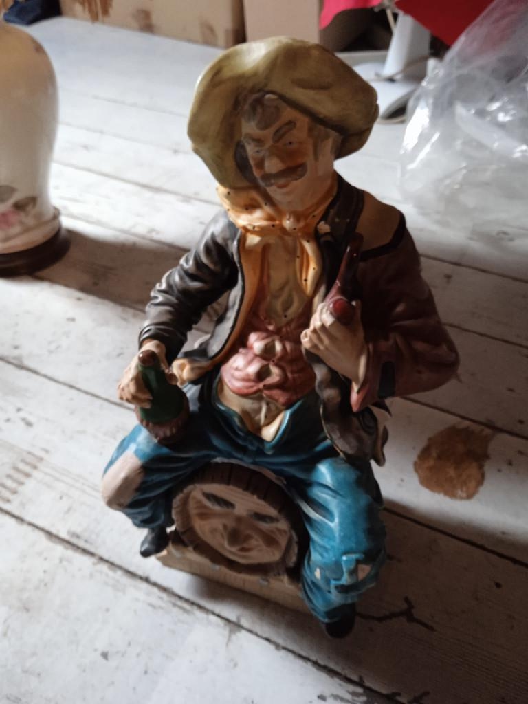 Grand Figurine en porcelaine sur barils, Enlèvement