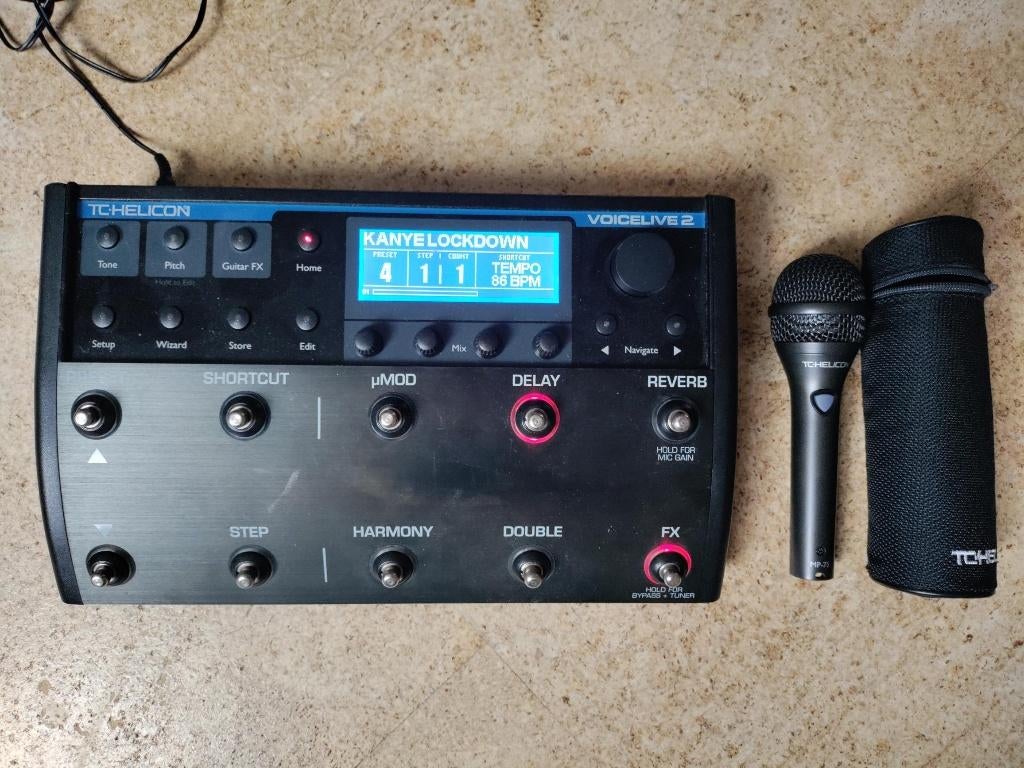 TC Helicon Voicelive 2 (processeur vocal) + Microfoon MP75, Musique & Instruments, Effets, Enlèvement, Comme neuf, Multi-effet
