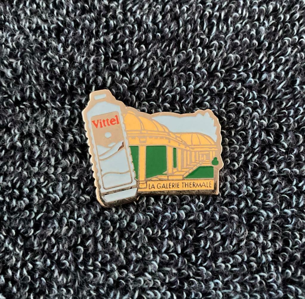 PIN - VITTEL - LA GALERIE THERMALE, Envoi, Comme neuf, Marque, Insigne ou Pin's