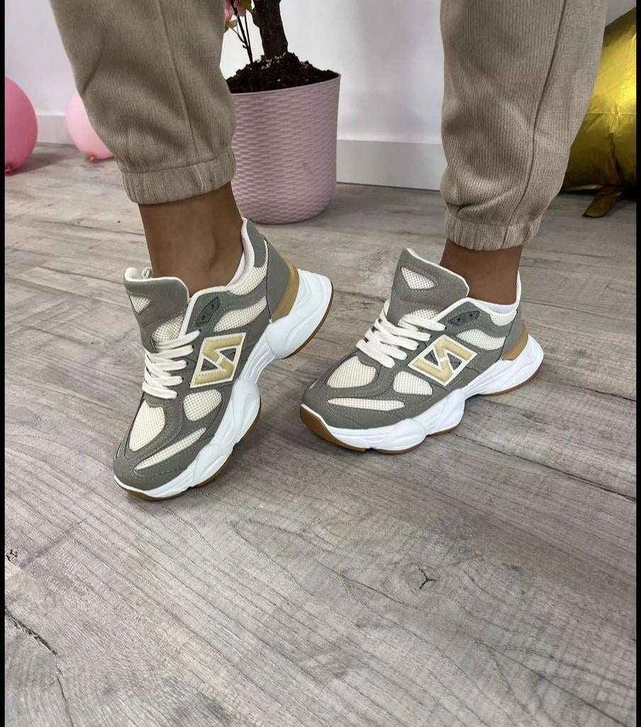 une paire de baskets New Balance 9060 pointure 39 neuf