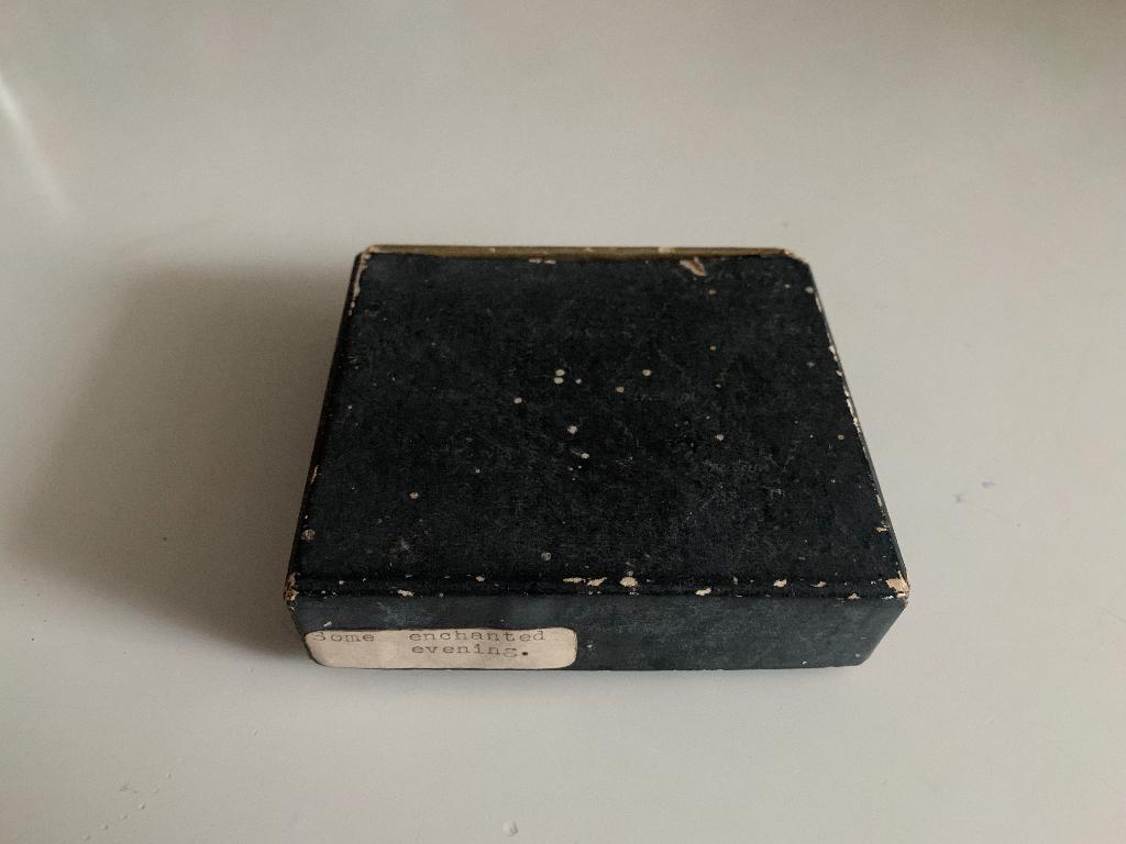 Stratton “Musica” Compact with built-in music box, Ophalen