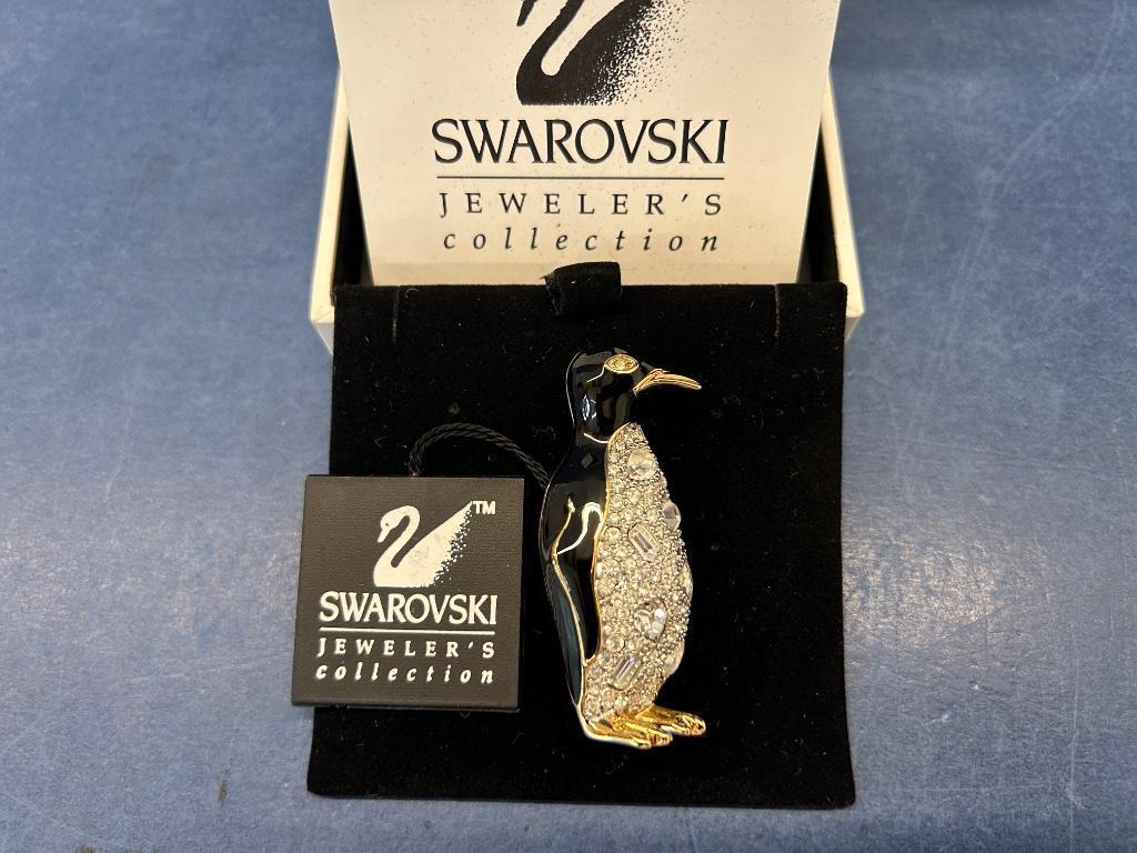 Swarovski Pinguin broche, sierspeld, Verzamelen, Swarovski, Nieuw, Figuurtje, Ophalen of Verzenden