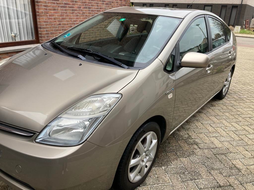 La Toyota Prius 1.5 VVT-II hybride est la voiture la plus éc, Autos, Achat, Carnet d'entretien, Beige, Automatique
