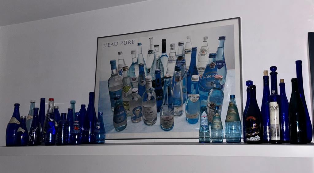 Blauwe flessen verzameling én poster in kader, Antiek en Kunst, Ophalen