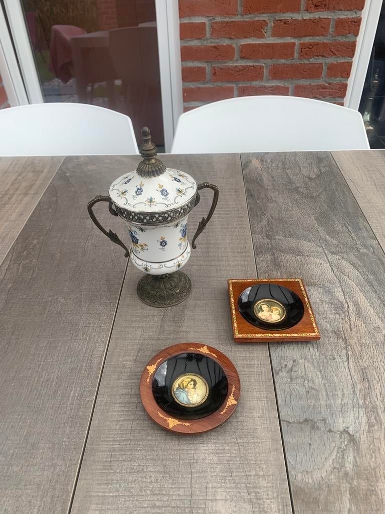 Cadres anciens avec vase en bronze, Enlèvement, Comme neuf