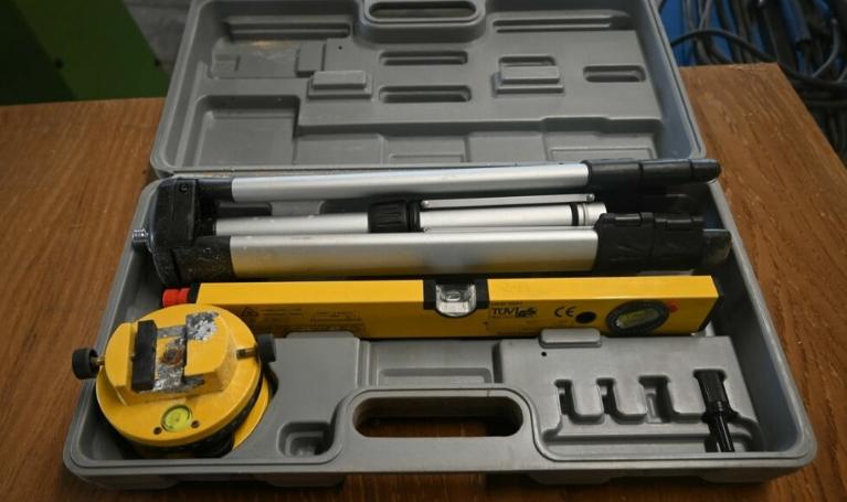 Nivelleerset met statief en waterpas in koffer, Doe-het-zelf en Bouw, Ophalen, Gebruikt, Overige meters