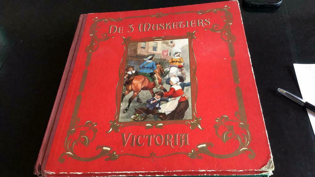 De 3 musketiers Victoria (v), Boeken, Prentenboeken en Plaatjesalbums, Ophalen of Verzenden, Gelezen, Plaatjesalbum