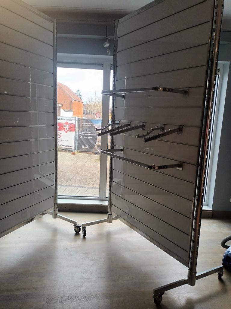 Winkel staanders grote op wieltjes met apparte hangers, Kleding | Dames, Kledingrekken, Ophalen