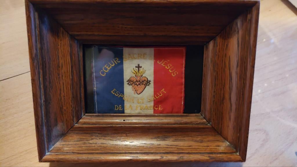 Cadre en bois avec badge en tissu brodé WW1, Collections, Enlèvement
