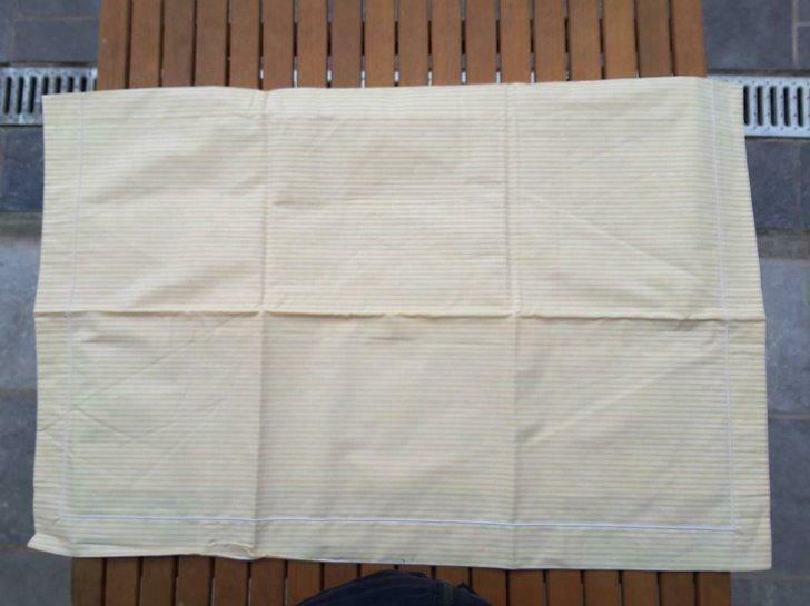 taie d'oreiller 69 x 69 cm  100 % coton jaune ligne blanc, Maison & Meubles, Enlèvement ou Envoi, Neuf, Jaune, Oreiller