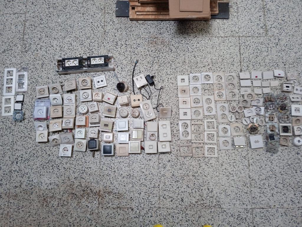 Commutateurs  , prises électriques , plaques NIko, Enlèvement ou Envoi, Utilisé, Interrupteur