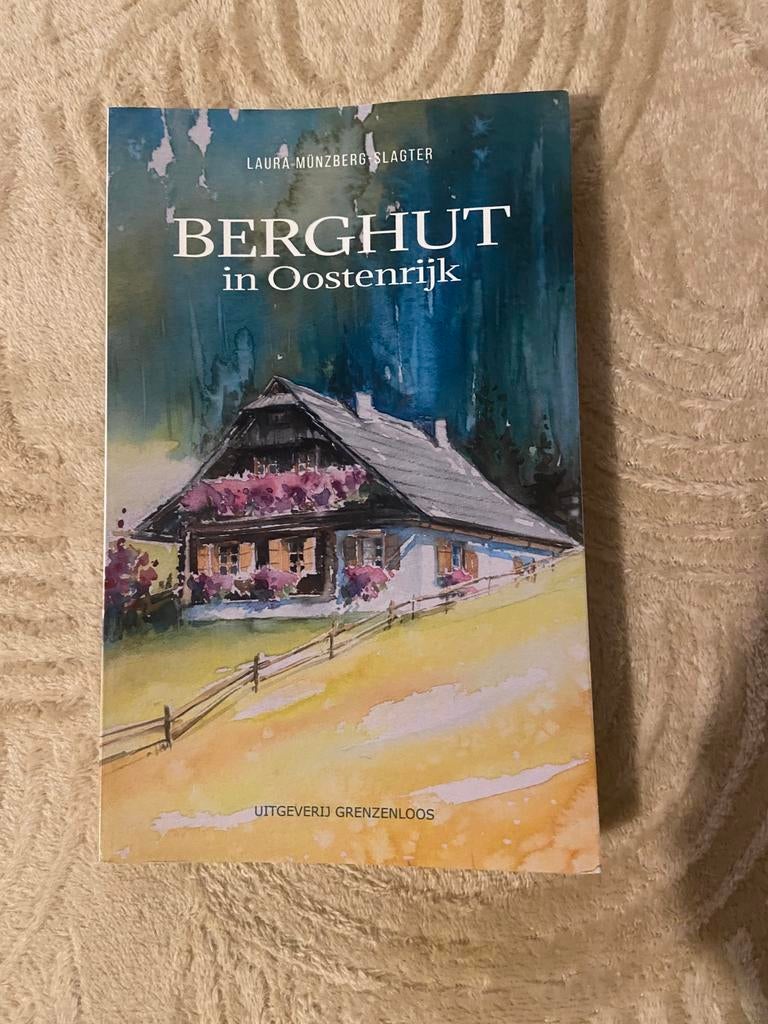 Laura Münzberg-Slagter - Berghut in Oostenrijk, Europa, Ophalen of Verzenden, Zo goed als nieuw, Reisgids of -boek