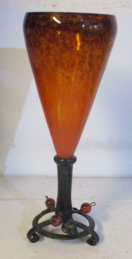 rare vase Schneider sur pied et socle en fer forgé à fruits, Envoi