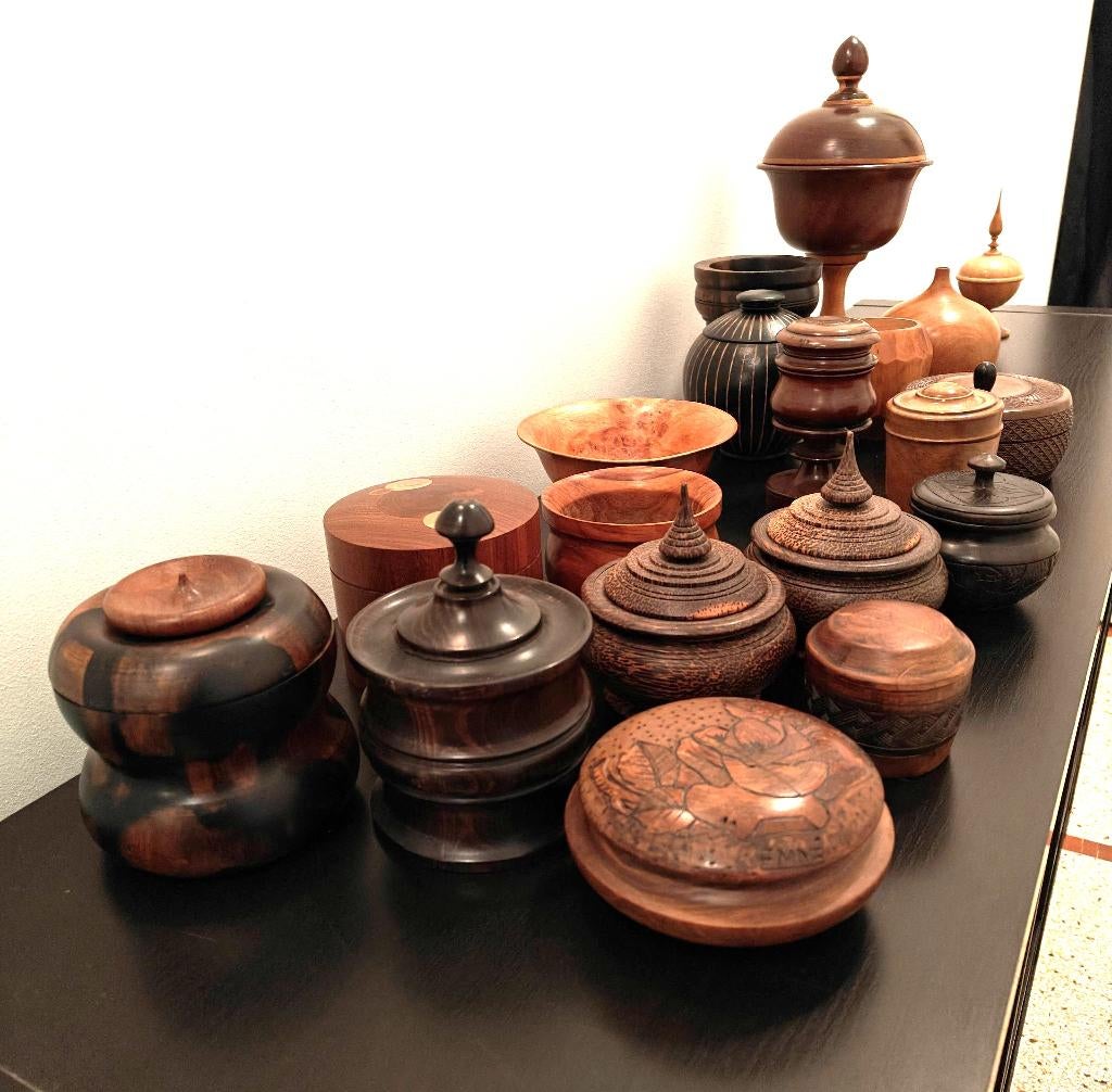 Collection de 19 décorations en bois tournées à la main, Enlèvement