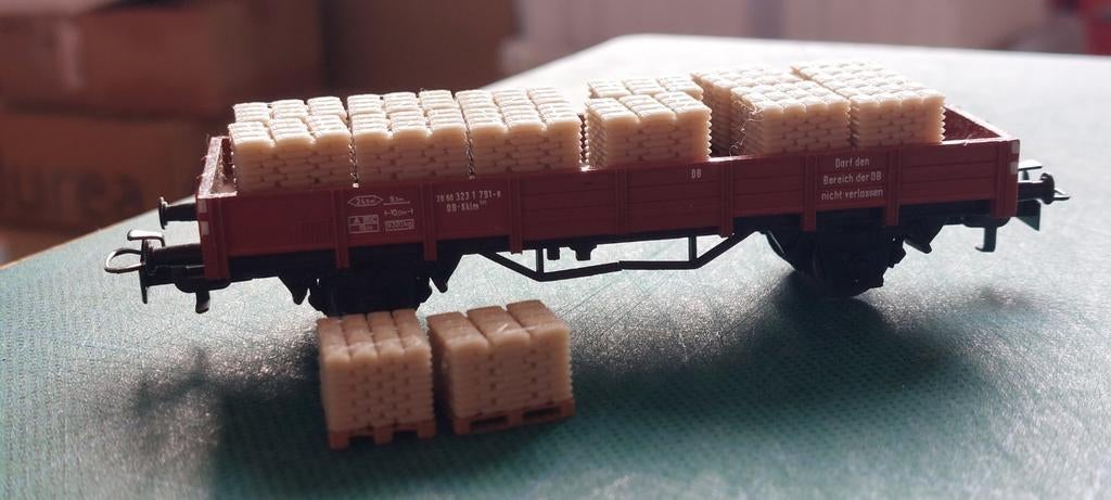 H0LK 0215 MÄRKLIN LAGE BORDWAGON MET PALLETS ZAKKEN 1/87, Wisselstroom, Verzenden, Wagon, Zo goed als nieuw