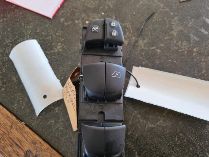 Elektrisch Raam Schakelaar van een Nissan Qashqai, Ophalen of Verzenden, 3 maanden garantie, Gebruikt