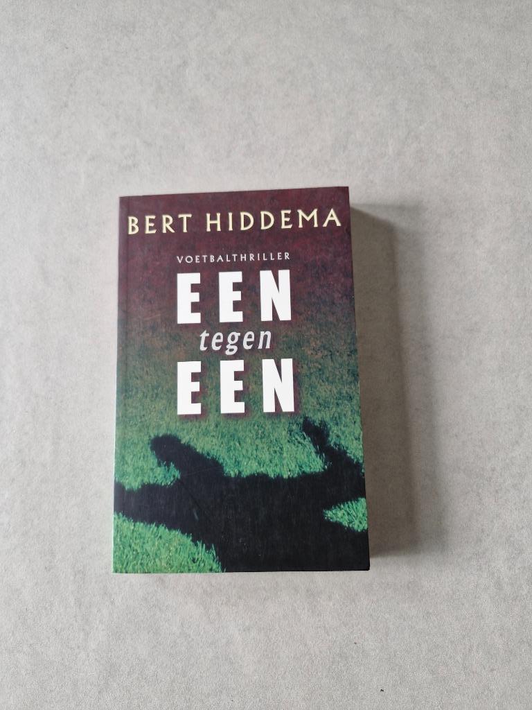 Eén tegen één - Voetbalthriller - Bert Hiddema, Boeken, Thrillers, Nederland, Ophalen of Verzenden