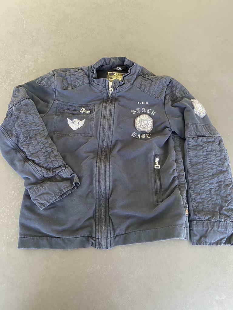 CRB Jeans zwart jasje. Maat 128. Zeer goede staat., Kinderen en Baby's, Gebruikt, CRB Jeans, Ophalen of Verzenden, Jongen