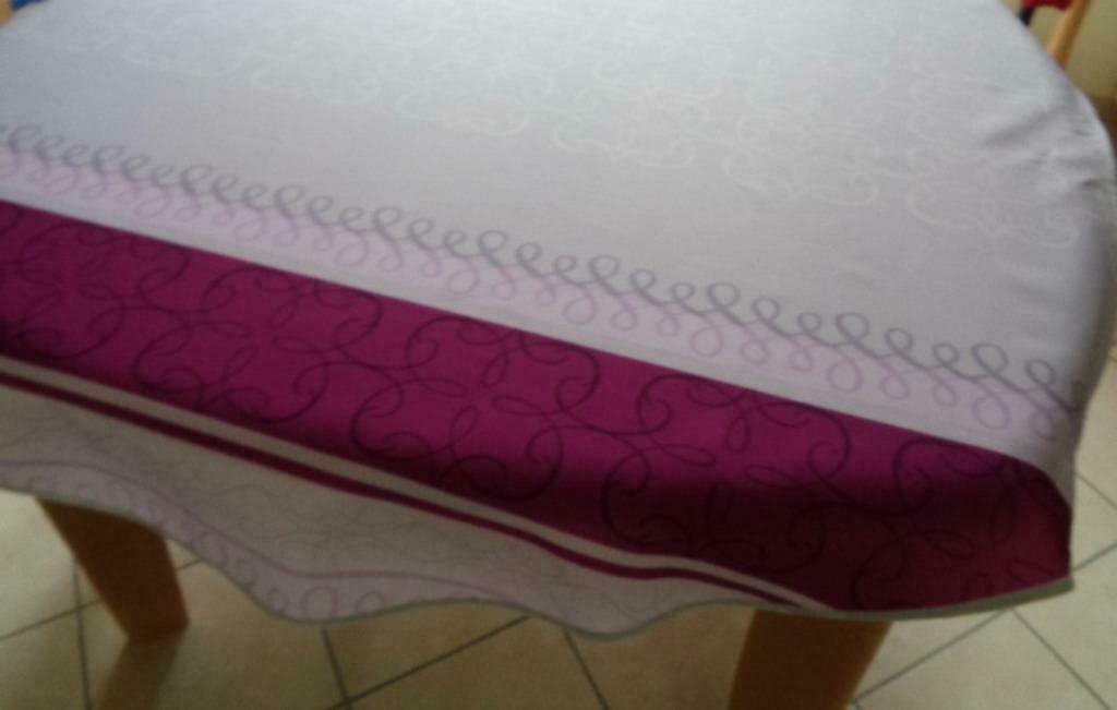 Nappe imprimée mauve. Dimensions: 120 X 145cm.N 2., Maison & Meubles, Nappes, Utilisé, Enlèvement ou Envoi