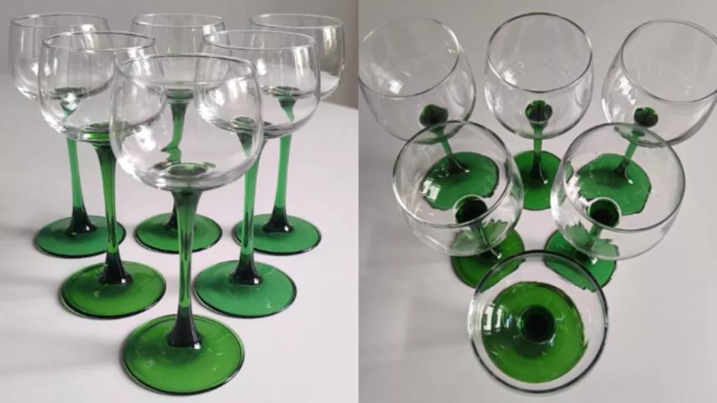 12 Verres à vin d'Alsace Rhin sans décor, pied vert, cristal, Collections, Verres & Petits Verres, Enlèvement ou Envoi, Comme neuf