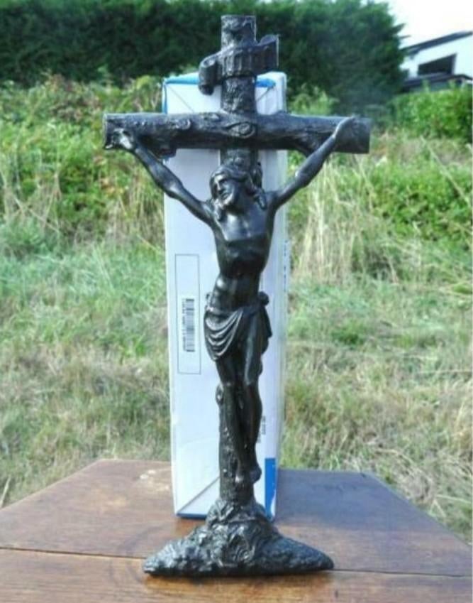 Crucifix en fonte peint noir