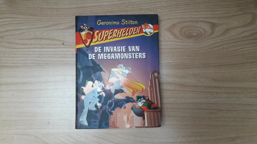 De Invasie Van De Megamonsters - Superhelden - G.S., Boeken, Ophalen of Verzenden, Zo goed als nieuw, Geronimo Stilton, Fictie algemeen