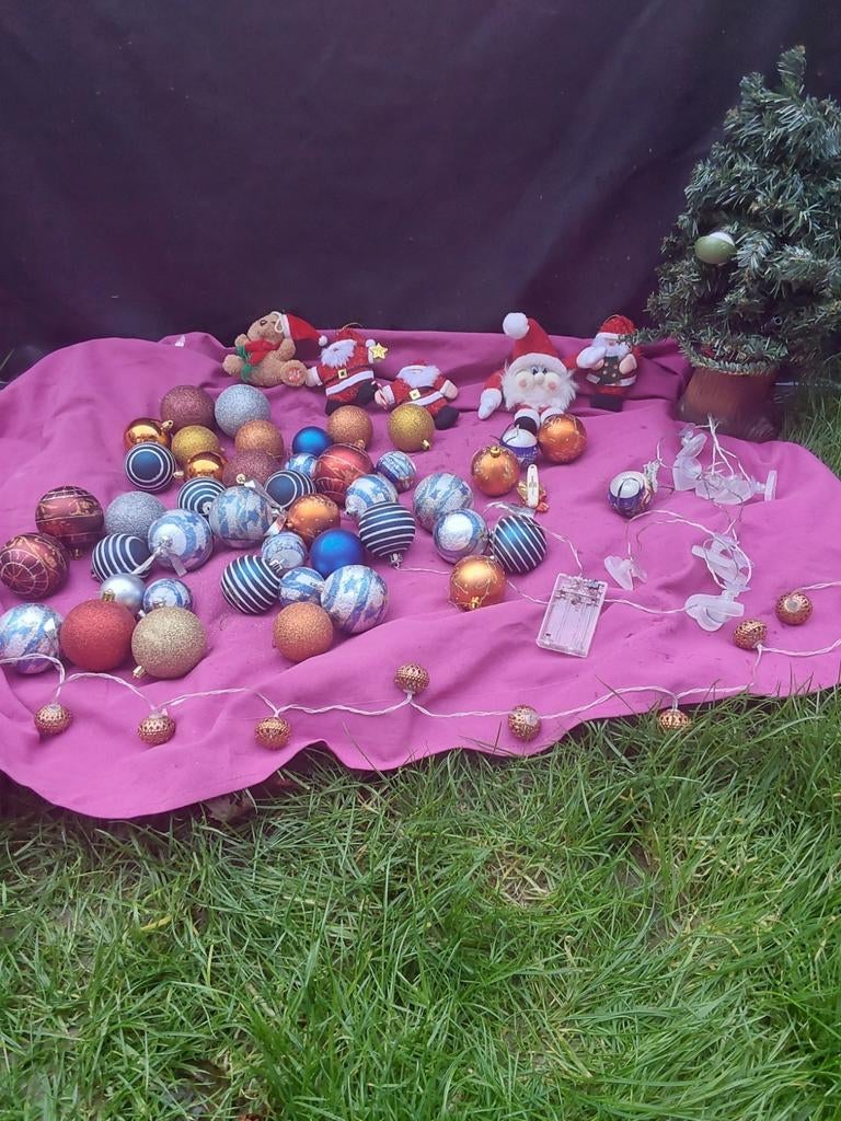 GROTE HOEVEELHEDEN KERSTTOPPINGS +1 PANTOFFELS EN 4 KERSTMUT, Ophalen, Gebruikt, Feestartikel