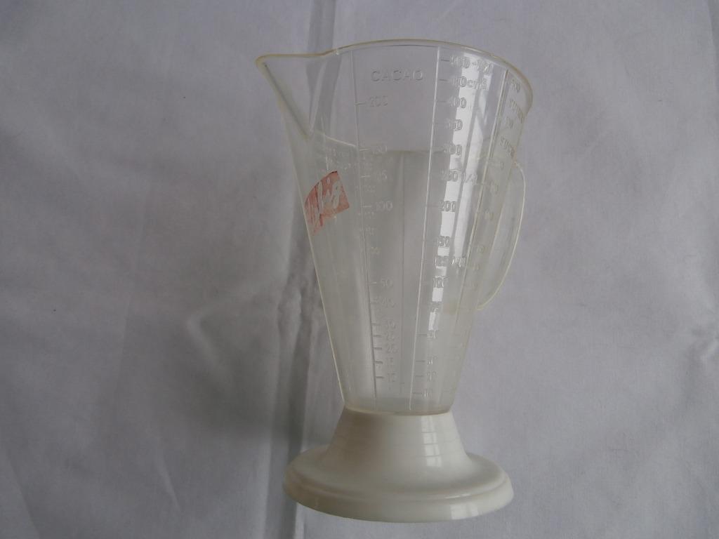 LIEBIG : ancien gobelet doseur de cuisine en plastique dur, Enlèvement ou Envoi, Utilisé, Ustensile