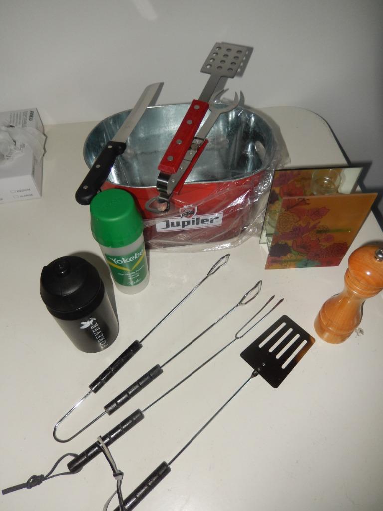 JUPILER METALEN BAK MET VERSCHILLENDE BBQ ATTRIBUTEN, Ophalen of Verzenden, Zo goed als nieuw, Overige materialen