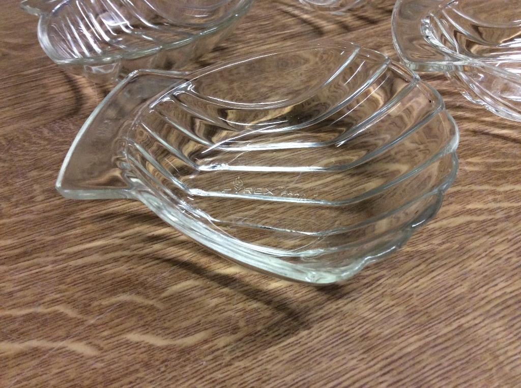 SET VAN 7 SINT JACOBS SCHELPEN IN PIREX, Huis en Inrichting, Keuken | Servies, Ophalen, Zo goed als nieuw, Glas, Schaal of Schalen