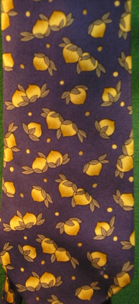 CRAVATE HERMES VINTAGE/H 8/FRUITS JAUNES SUR FOND BLEU ROY, Vêtements | Hommes, Enlèvement ou Envoi, Autres couleurs, À motif