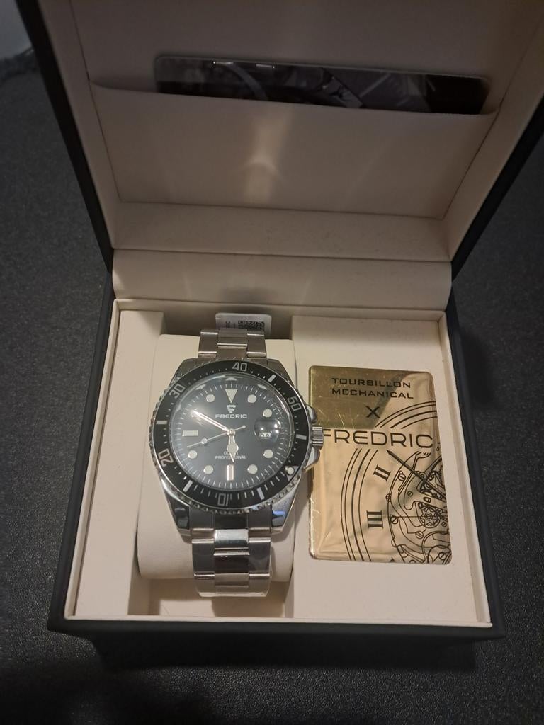 Montre pour homme neuf style èlègant dans sa boîte, Autres marques, Enlèvement ou Envoi, Acier, Acier
