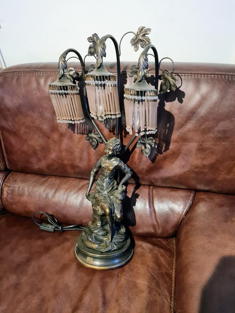 Belle lampe en bronze patiné, signée Ferror, Antiquités & Art, Enlèvement ou Envoi