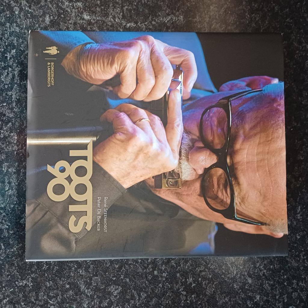 Gesigneerd huldeboek Toots Thielemans, Cd's en Dvd's, 1980 tot heden, Overige formaten, Ophalen of Verzenden, Zo goed als nieuw