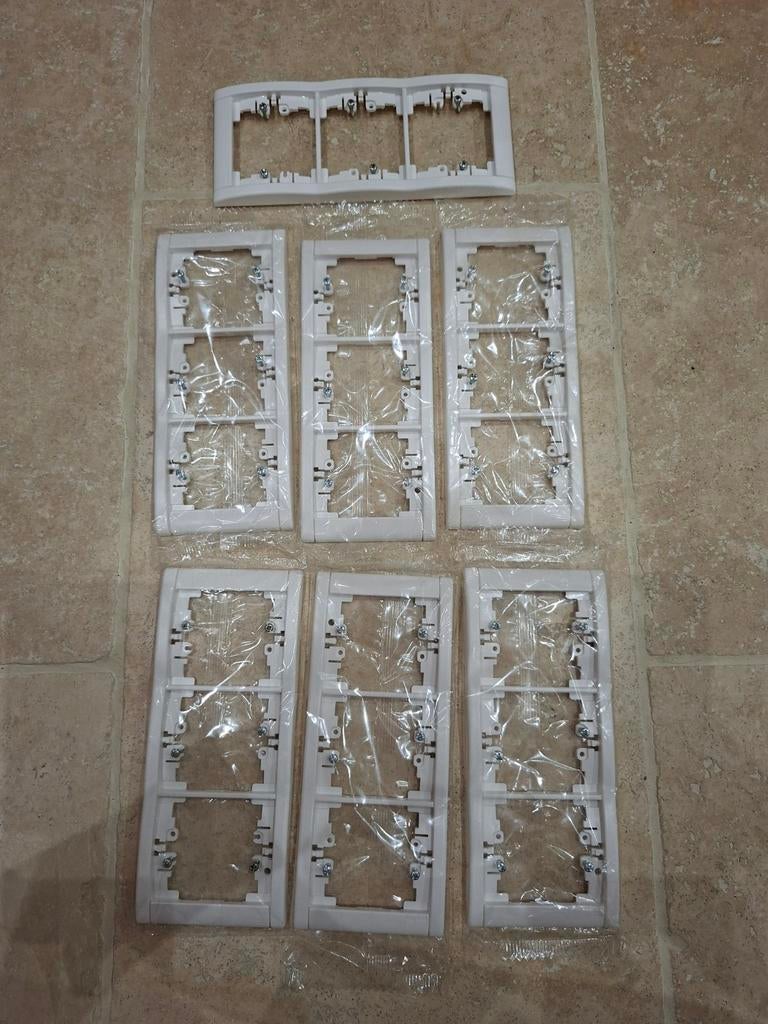 Legrand SAGANE 85002 - Plaque Verticale 3 postes KOZI OPALIS, Enlèvement ou Envoi