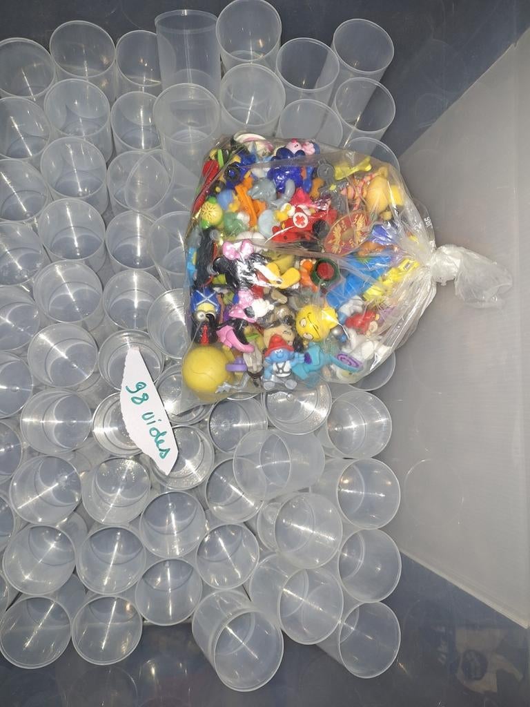 Lot de gobelet plus couvercles et petit jouets, Enlèvement, Comme neuf