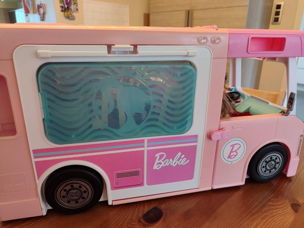 Barbie luxe kampeerwagen / camper met 4 poppen, Enlèvement, Comme neuf