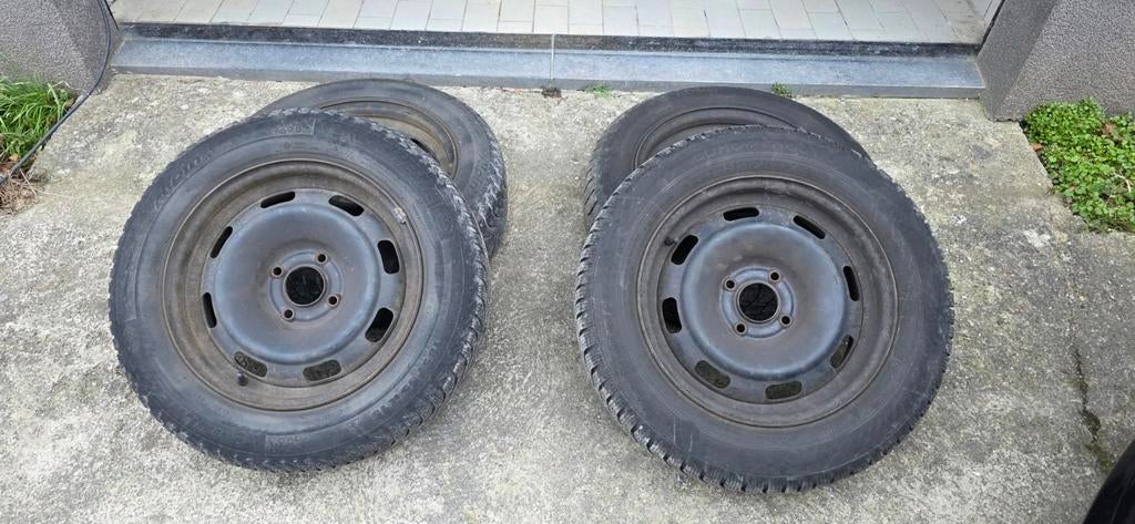 4 pneus neige avec jantes tole 15 pouces en très bon état. E, Autos : Pièces & Accessoires, Pneus & Jantes, Enlèvement, 15 pouces