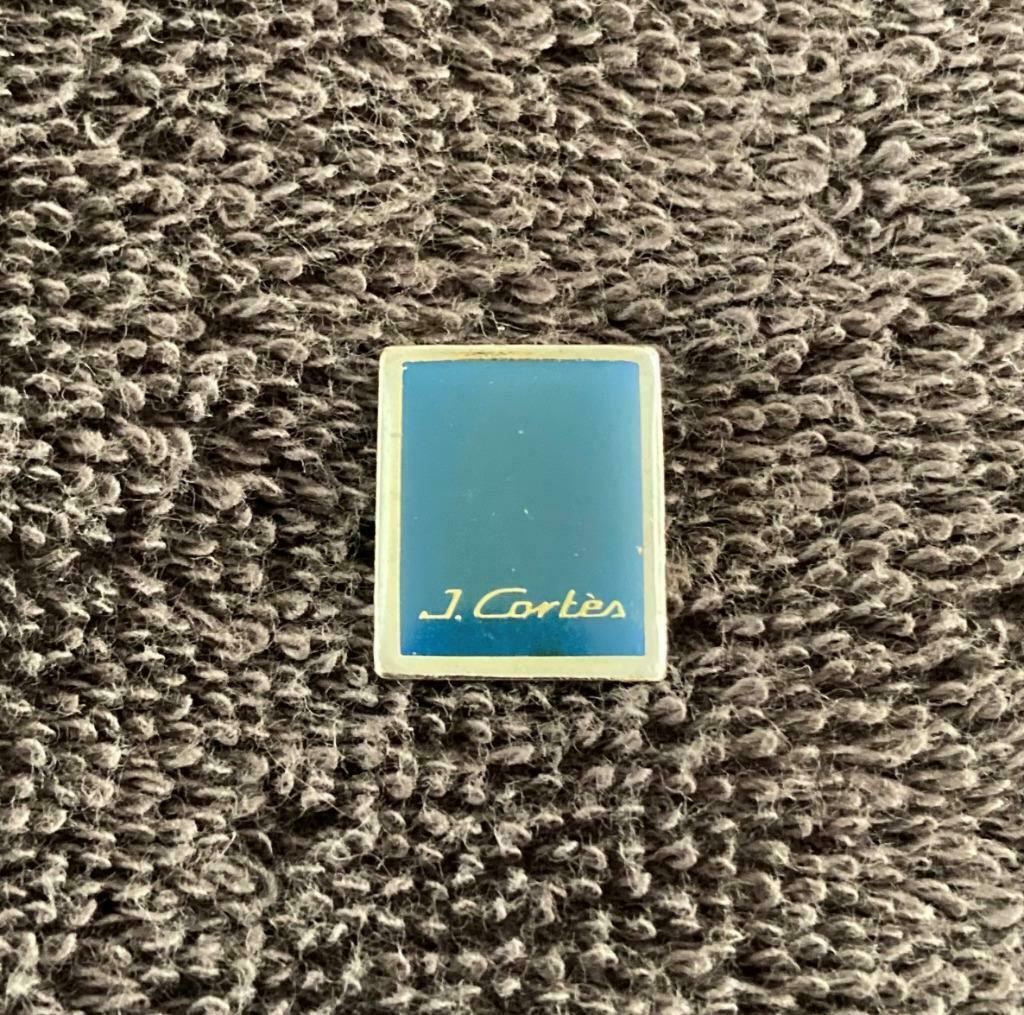 PIN - J. CORTES - TABAC - TOBACCO - CIGARE - CIGARETTES, Envoi, Utilisé, Marque, Insigne ou Pin's