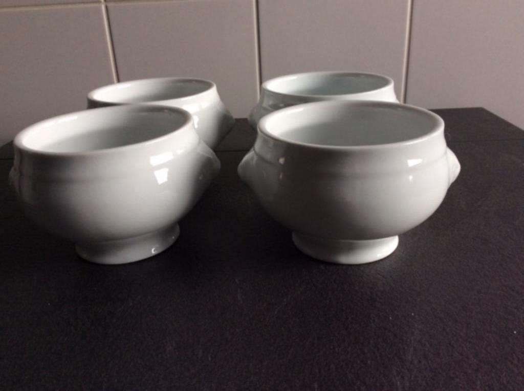 4 witte soeptassen, Ophalen of Verzenden, Zo goed als nieuw, Porselein, Kop(pen) en/of Schotel(s)