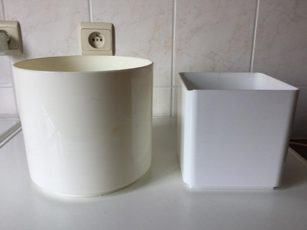 Ronde witte bloempot en een vierkante witte bloempot, Ophalen of Verzenden, Gebruikt