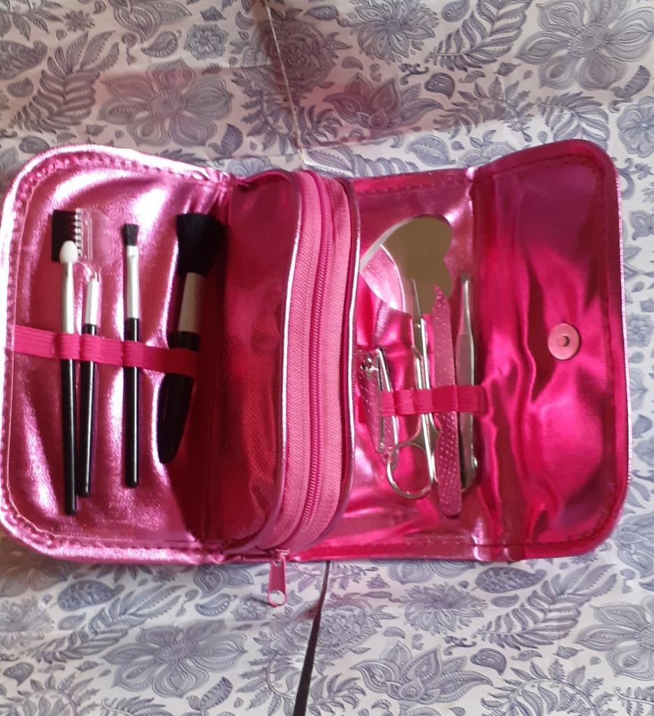Trousse pochette maquillage + accessoire +manucure, Bijoux, Sacs & Beauté, Trousses de toilette, Neuf, Enlèvement ou Envoi