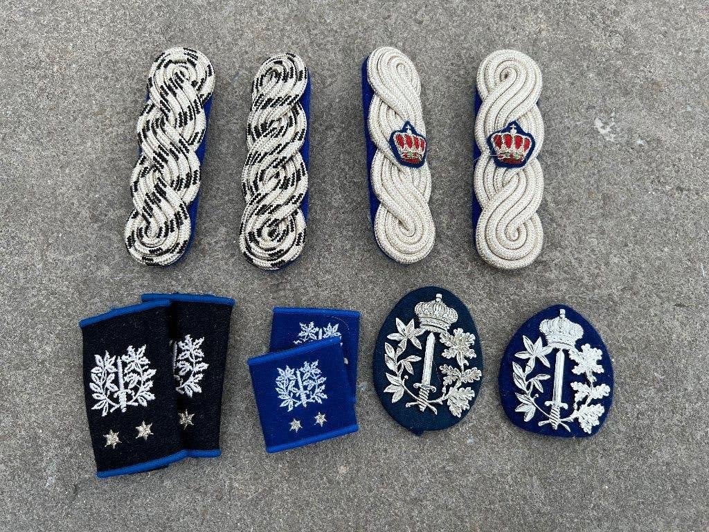 Passants et épaulettes police, Collections, Enlèvement ou Envoi, Autres, Emblème ou Badge